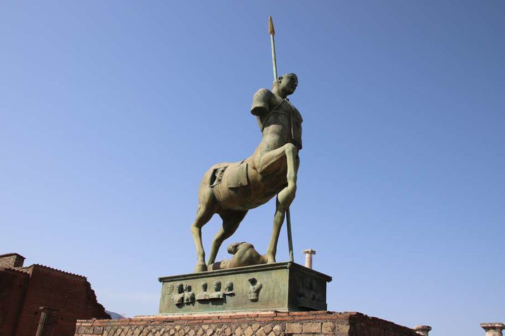 igor mitoraj centaure statue pompei